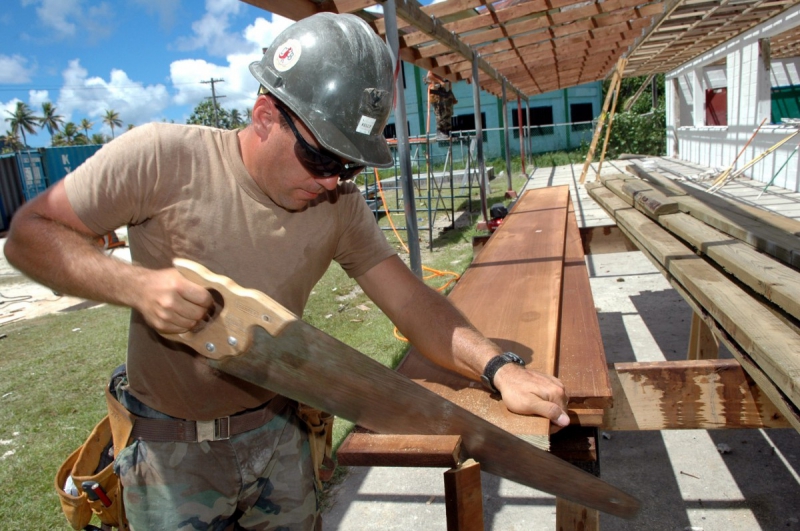 menuisier-REGUSSE-min_worker_construction_building_carpenter_male_job_build_helmet-893290